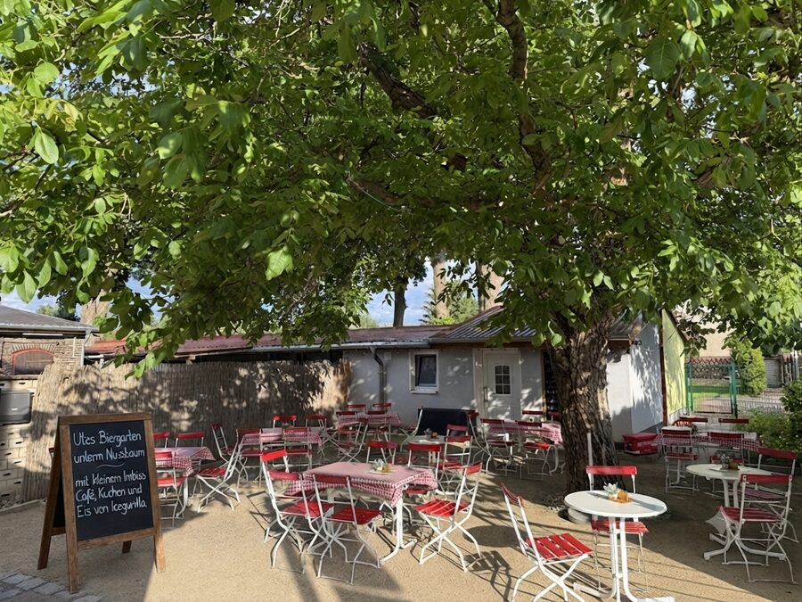 Utes Biergarten vom Gasthof Zum Goldenen Stern in Halbe unter dem Nussbaum